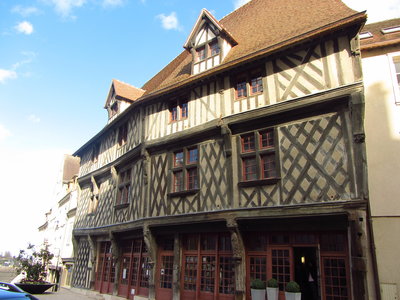 Chartres avril 13, Maison du saumon