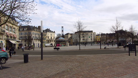 Chartres avril 13, place des Epars
