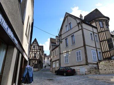 Chartres avril 13, Bas de la rue des écuyers