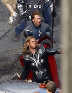 Avengers, chris-evans-et-hemsworth_jpg_500x630_q95