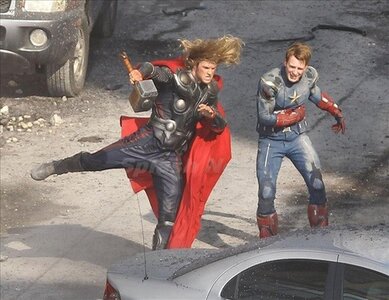 Avengers, chris-hemsworth-et-evans_jpg_500x630_q95