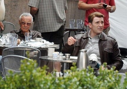 Avengers, stan-lee-et-chris-evans_png_500x630_q95