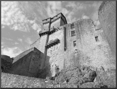 11 Black and White, Château 