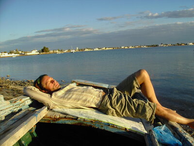 TUNISIE, 144-TunisieNov2010-Kerkennah-Sieste au bord de la mer