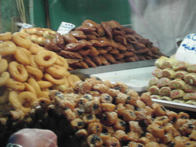 TUNISIE, 1031-TunisieNov2010-ambiance de rue dans la medina de tunis-detail gateaux