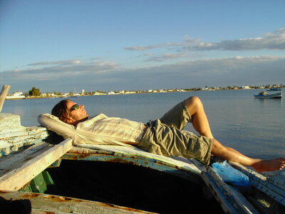 TUNISIE, 143-TunisieNov2010-Kerkennah-Sieste au bord de la mer
