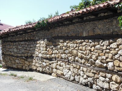 Bulg_2013-Arbanassi, Les poutres dans le mur ? Antisismique !