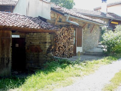 Bulg_2013-Arbanassi, Qui dit 'forêts' dit 'chauffage au bois' ...