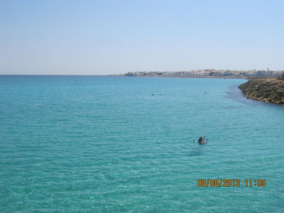 Mahdia Tunisie, Etendue de l’’eau claire de la mer de plage du golfe nord touristique de Mahdia Tunisie et au fond le fameux phare minaret du Cap 