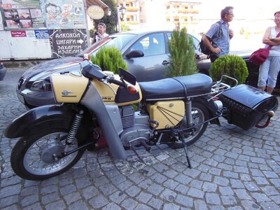 Bulg_2013-Tryavna-Curiosités, La remorque est fixée à la moto par une cardan ...