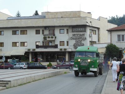 Bulg_2013-Tryavna-Hôtel-et-stagiaires, Arrière-plan : notre hôtel (C'est écrit dessus !)