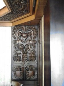 Bulg_2013-Tryavna-Le-bois, Un des panneaux décoratifs de l'hôtel.