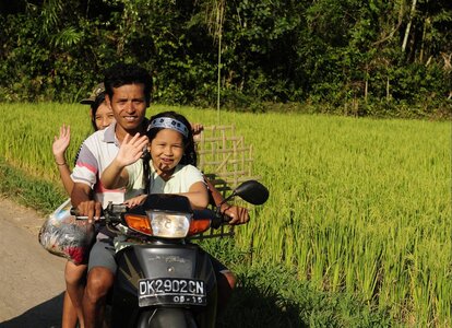 BALI 2013, UN DEUX TROIS QUATRE SUR LE SCOOTER MONNAIE COURANTE A BALI !