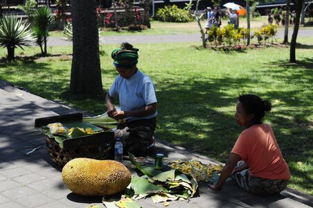 BALI 2013, DES VENDEURS AUTOUR DU TEMPLE