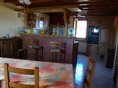 Photos maison Sermentizon, Cuisine équipée + coin repas