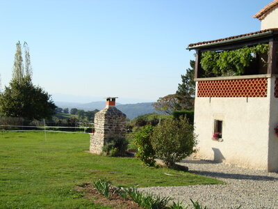 Photos maison Sermentizon, Côté gauche de la maison + barbecue en pierre