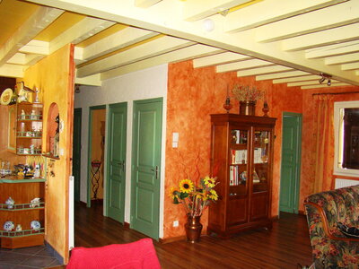 maison st jacques d'atticieux 07340 a vendre, couloir qui decere chambres salle de bain wc et escalier qui mene au sous sol