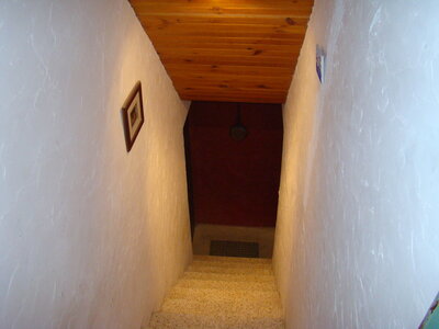 maison st jacques d'atticieux 07340 a vendre, de la piece de vie escalier qui mene au sous sol