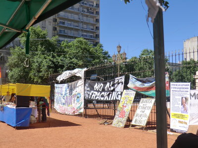Argentine décembre 2013, Face au Parlement: des tentes anti ogm et gaz de schistes