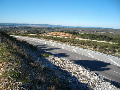 GR 2013 : DE LA GARE TGV D'AIX - AU PAS DES LANCIERS, Vue vers le nord depuis la route du ball-trap  près de la gare TGV d'Aix