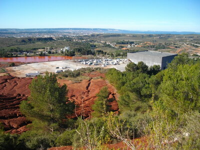 GR 2013 : DE LA GARE TGV D'AIX - AU PAS DES LANCIERS, Les terres rouges et le Stadium