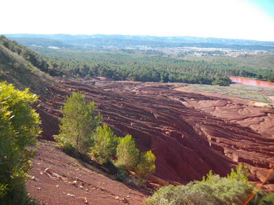 GR 2013 : DE LA GARE TGV D'AIX - AU PAS DES LANCIERS, Les terres rouges, vue d'ensemble