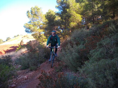 GR 2013 : DE LA GARE TGV D'AIX - AU PAS DES LANCIERS, Hervé dans la descente sur les terres rouges