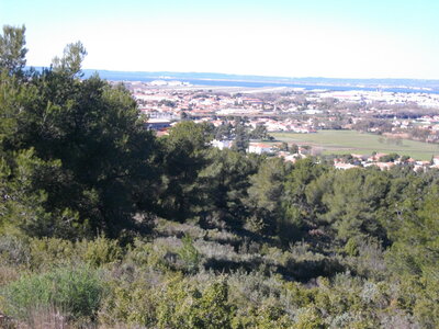GR 2013 : DE LA GARE TGV D'AIX - AU PAS DES LANCIERS, Vue sur Marignane et Vitrolles depuis le Pas des Broquettes