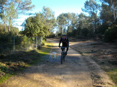 GR 2013 : DE LA GARE TGV D'AIX - AU PAS DES LANCIERS, Peu avant le Réaltor, le long du golf de Calas