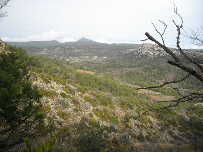 LE PIC DES MOUCHES ET LA CITADELLE, Vue sur la Citadelle et le rocher du Sambuc depuis le tracé rouge du Col des Portes au Pic des Mouches