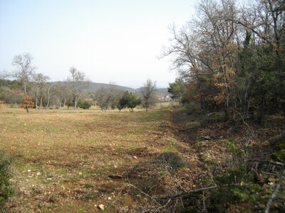 LE PIC DES MOUCHES ET LA CITADELLE, Vers le parking du Puits d' Auzon