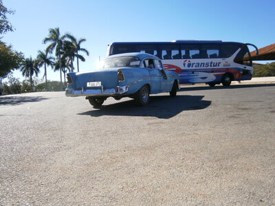Cuba photo Ch, voiture américaine année 50 & bus chinois