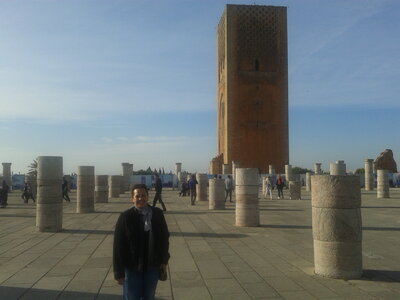 Maroc à vélo, L’amie Rkia (ma guide du jour) devant la tour Hassan (batie vers 1150)