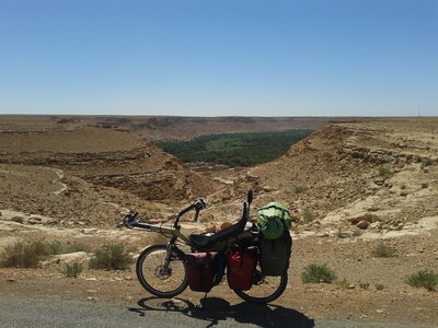 Maroc à vélo, ... et d’’un coup je me rends compte qu’’en fait le Ziz serpente tout proche de moi !