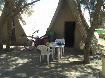 Maroc à vélo, Ma tente est en grève, alors je hutte !