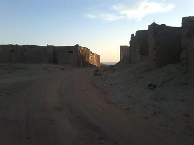 Maroc à vélo, ... derrière la dune, direction l’’Algérie, la piste traverse un village habité de quelques personnes encore (des Gnaouas, descendant des esclaves de l’’Afrique noir)