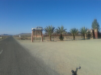 Maroc à vélo, Ils ont trouvés des bestioles à quatres ailes sur ce site archéologique... Tiens je vais dodo là moi... (Alnif)