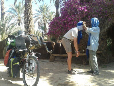 Maroc à vélo, Séance de chéchage par Hassan pour le carnaval...