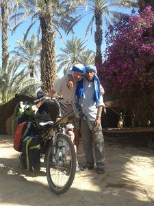 Maroc à vélo, Moi et ma chèche avec Hassan (la photo est de Claude, mais vous ne la verrez pas, elle a oubliée de se prendre...)