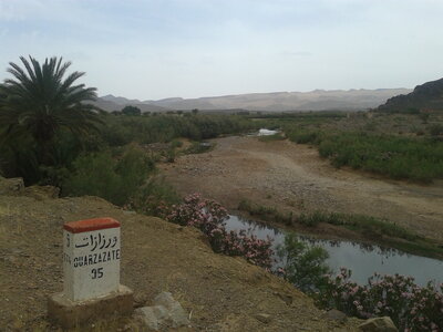 Maroc à vélo, À Tansikht, je rejoind enfin un oued avec un peu d’’eau...