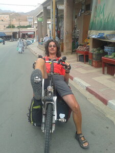 Maroc à vélo, Regarder bien ! Vous situez le nez ? Et bien je suis juste derrière ! Merci à Teddy pour la photo !