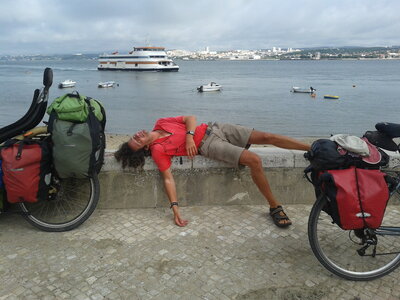 Maroc à vélo, Comme il y a eu des plaintes que ce serait pas moi qui me balade, j’’suis là devant le bateau... le bateau... ah vite, c’’est celui que l’’on attend...