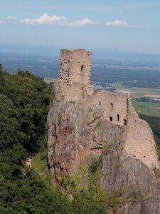 Les châteaux(Le Haut-Koenigsbourg,le Hagueneck(au dessus de Wettolsheim) vue des 3 châteaux depuis Wettolsheim ,Le Wineck(Katzenthal),Le Ulric et le Griesbech(Ribeauvillé)et vue du Haut-ribeaupierre(depuis le Ulric c est le château tout en haut on voit juste un peu sa tour) , DSCN1488