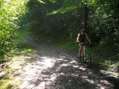 CIRCUIT DU ROUX ET DE COMBELOUP, Arrivée à Champ de l'Eglise