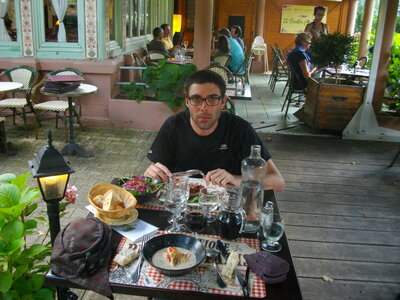 LE GRAND VAN, Au restaurant le soir...