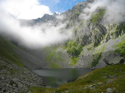 COL DE LA MINE DE FER 16/08/2014 (Randonnée pédestre, Belledonne : 13 km, 5 h 15, 1180 m de dénivellation positive cumulée, P3, T1. Météo : nuageux à couvert, brouillard, temps frais. Participants : Rémi, Richard et Marcel, Arrivée au lac de Crop