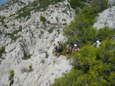 DE NIOLON A LA REDONNE 22 08 2014 : Randonnée pédestre (Côte Bleue) : 8 km, 3 h 30, 437 m de dénivellation positive cumulée, P1, T1. Météo : nuageux. Participants : 11 personnes. , IMGP8185