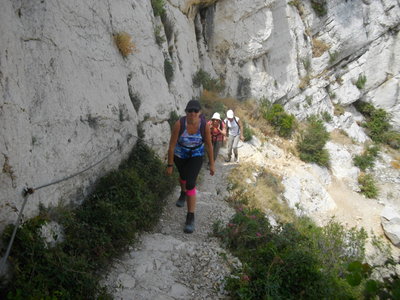 DE NIOLON A LA REDONNE 22 08 2014 : Randonnée pédestre (Côte Bleue) : 8 km, 3 h 30, 437 m de dénivellation positive cumulée, P1, T1. Météo : nuageux. Participants : 11 personnes. , Remontée vers le sentier côtier