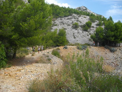 DE NIOLON A LA REDONNE 22 08 2014 : Randonnée pédestre (Côte Bleue) : 8 km, 3 h 30, 437 m de dénivellation positive cumulée, P1, T1. Météo : nuageux. Participants : 11 personnes. , IMGP8196