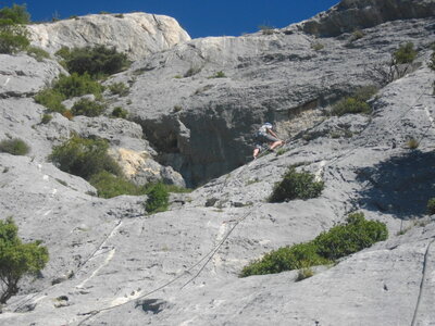 DEUX-AIGUILLES (ESCALADE) 28 08 14 : Voies : Tranquillité Assurée, Les Gémeaux, Doux Gâtés, Illuminatons, Je l'avais bien dit, Les Quatre Quarts (1ère longueur). Météo : beau temps chaud. Participants : Armelle, Denis, Jean-Pierre et Marcel., Jean-Pierre dans Tranquillité Assurée